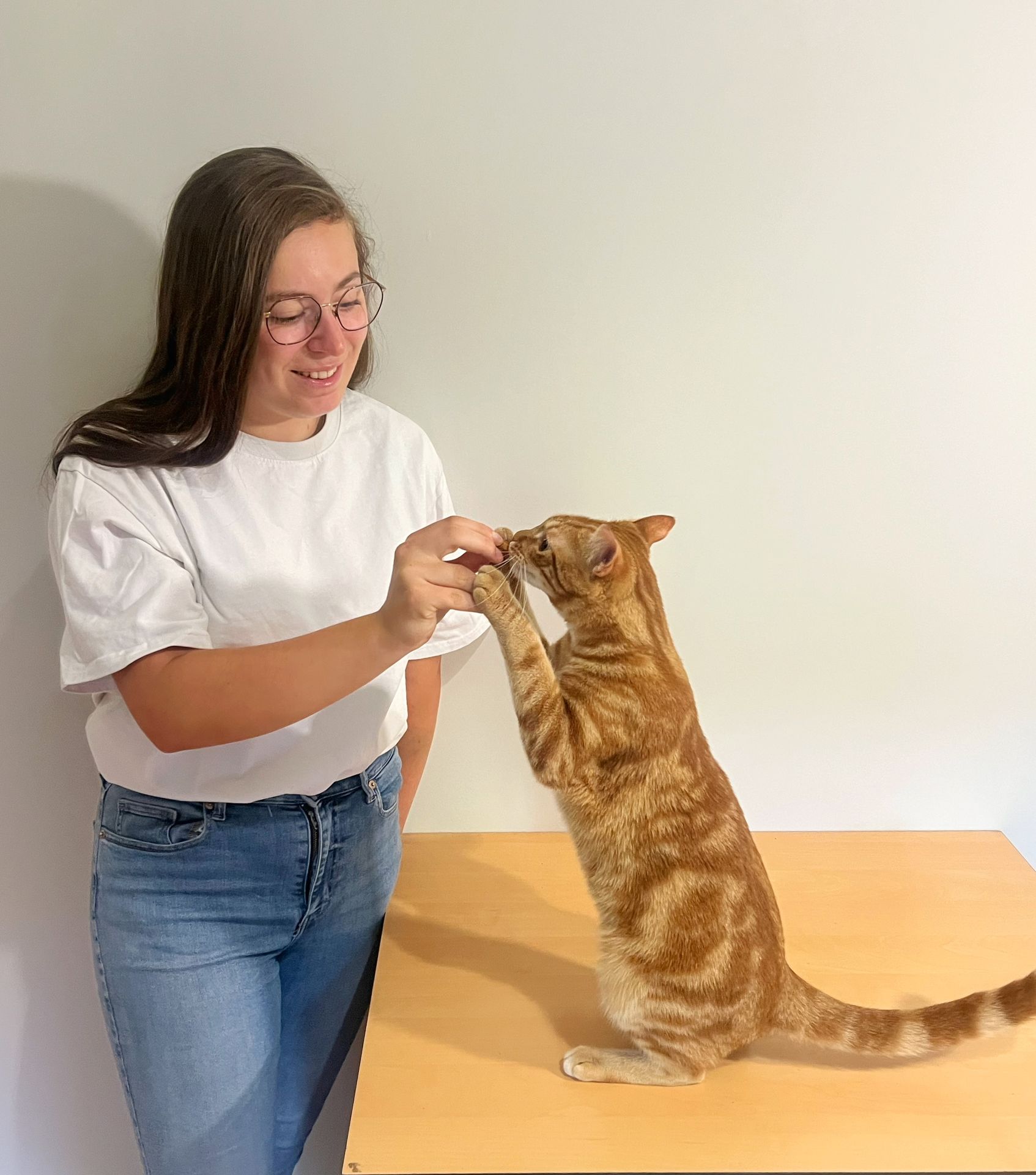 Chloé avec un chat orange